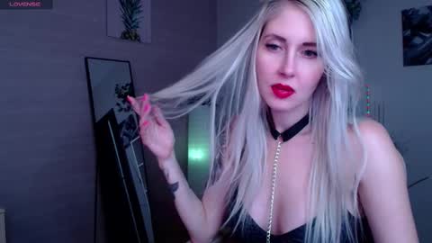 Snapshot of nastasya_cute chatting on 02.18.25 Nastya online show from 02.18.25