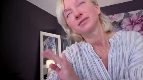 Snapshot of natalie_bitton chatting on 06.06.26 Natalie online show from 06.06.26