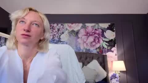 Snapshot of natalie_bitton chatting on 06.11.26 Natalie online show from 06.11.26