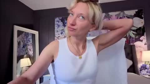 Snapshot of natalie_bitton chatting on 06.13.26 Natalie online show from 06.13.26