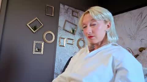 Snapshot of natalie_bitton chatting on 06.18.26 Natalie online show from 06.18.26