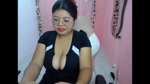 Snapshot of natalie_tits1 chatting on 10.22.25 natalie_tits1 online show from 10.22.25