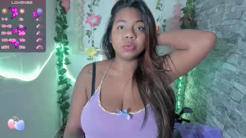 Snapshot of nathasha_jhonsom_ chatting on 12.17.25 Naty online show from 12.17.25