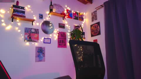 Snapshot of naughty_em_17 chatting on 01.04.25 Em please help me reach 100 thumbs up 3 online show from 01.04.25