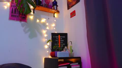 Snapshot of naughty_em_17 chatting on 01.21.25 Em please help me reach 100 thumbs up 3 online show from 01.21.25