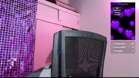 Snapshot of naughty_em_17 chatting on 03.10.25 Em please help me reach 100 thumbs up 3 online show from 03.10.25