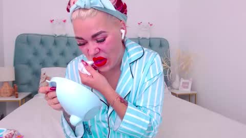 Snapshot of naughty_kittyy1 chatting on 10.08.25 Maria online show from 10.08.25