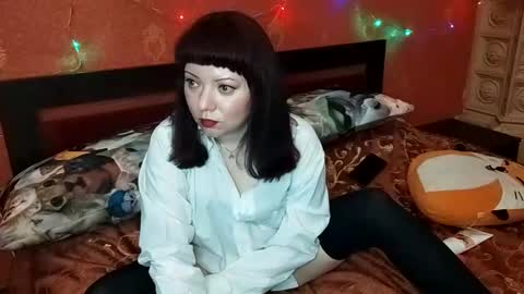 Snapshot of naughtyhousewifexx chatting on 02.08.25 housewife Eva online show from 02.08.25