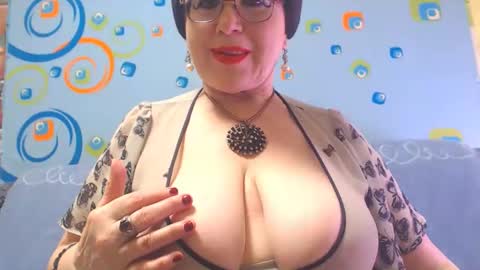 Snapshot of naughtymomxxx chatting on 01.11.25 OldKinkyMILF online show from 01.11.25