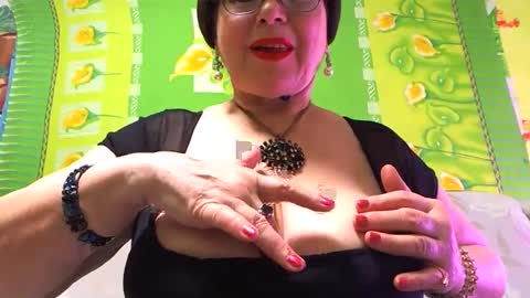 Snapshot of naughtymomxxx chatting on 02.03.25 OldKinkyMILF online show from 02.03.25