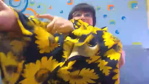 Snapshot of naughtymomxxx chatting on 02.15.25 OldKinkyMILF online show from 02.15.25
