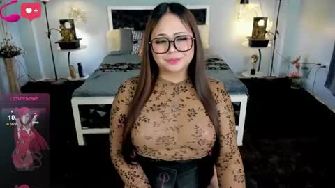 Snapshot of naughtytrans_huntress chatting on 06.19.26 ITS ME YOGIRL PATRICIA online show from 06.19.26
