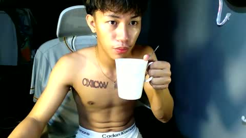 Snapshot of naugthyboyloy chatting on 05.18.26 Loy online show from 05.18.26