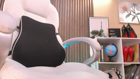 Snapshot of naugthyelli chatting on 05.22.26 online show from 05.22.26
