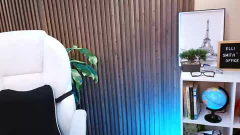 Snapshot of naugthyelli chatting on 05.25.26 online show from 05.25.26