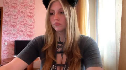 Snapshot of neomimaddern chatting on 04.10.26 neomimaddern online show from 04.10.26