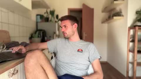 Snapshot of newbief chatting on 03.08.25 Finnr online show from 03.08.25