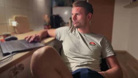 Snapshot of newbief chatting on 03.08.25 Finnr online show from 03.08.25