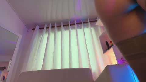 Snapshot of nezo_ chatting on 09.11.25 Angie Instagram angie julianac add me online show from 09.11.25