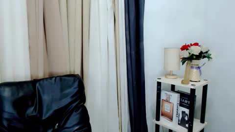 Snapshot of nhicolehollywood chatting on 02.25.26 hottie nicole online show from 02.25.26