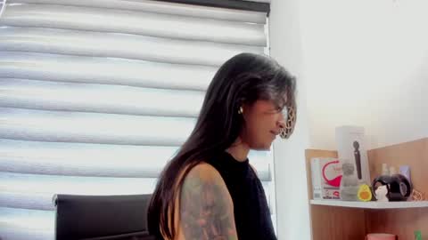 Snapshot of nia__white chatting on 01.21.25 laura online show from 01.21.25