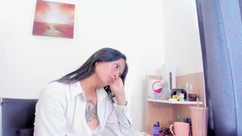 Snapshot of nia__white chatting on 10.08.25 laura online show from 10.08.25