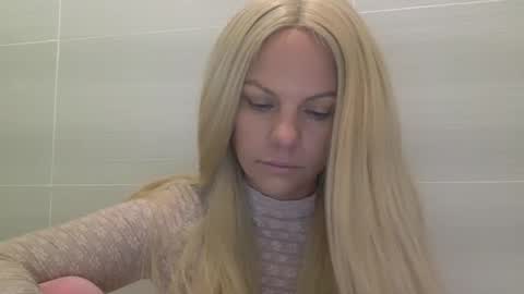 Snapshot of nicecolddrink2 chatting on 10.25.25 Amber online show from 10.25.25