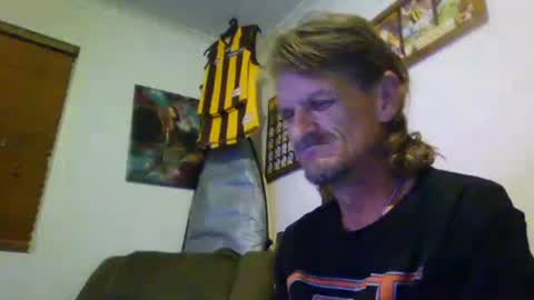 Snapshot of niceozziecockxxx chatting on 02.23.25 Sexiishaine online show from 02.23.25