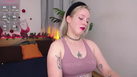 Snapshot of nicole__aniston__ chatting on 01.04.25 Nicole online show from 01.04.25