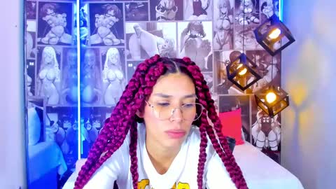 Snapshot of nicolee_angels chatting on 01.08.25 N i c o l e online show from 01.08.25