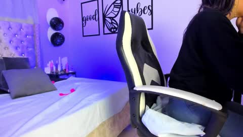 nicolee millerr online show from 11.12.25