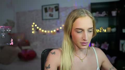 Snapshot of nicolette__shea_ chatting on 02.11.25 nicolette__shea_ online show from 02.11.25