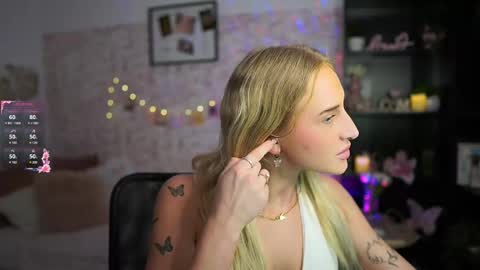 Snapshot of nicolette__shea_ chatting on 03.06.25 nicolette__shea_ online show from 03.06.25