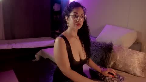 Snapshot of nicolle__smith_ chatting on 02.09.25 Mrs Nicolle online show from 02.09.25