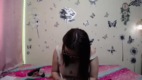 Snapshot of nicolle_sky chatting on 10.17.25 nicolle_sky online show from 10.17.25