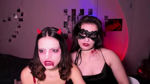 Snapshot of nightfloatt chatting on 10.31.25 Daisy online show from 10.31.25