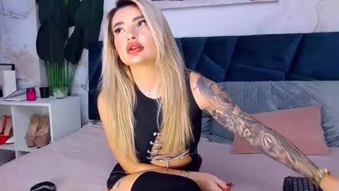 Snapshot of nightshadeiris chatting on 11.26.25 Iris online show from 11.26.25