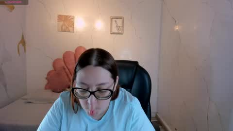 Snapshot of niickyjones chatting on 05.08.26 Anni online show from 05.08.26