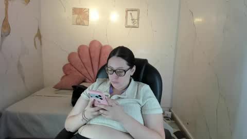 Snapshot of niickyjones chatting on 06.05.26 Anni online show from 06.05.26