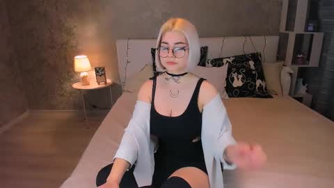 Snapshot of nikarocks chatting on 01.24.25 nikarocks online show from 01.24.25