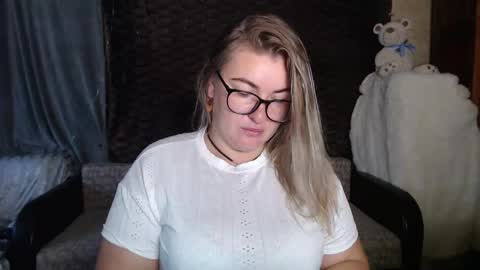 Snapshot of nikaskylink chatting on 10.20.25 Nika online show from 10.20.25