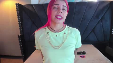 Snapshot of niki_santana chatting on 09.30.25 niki online show from 09.30.25