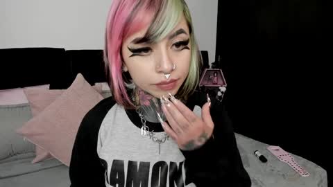 Snapshot of nikkiramone chatting on 01.03.25 Nikki Ramone online show from 01.03.25