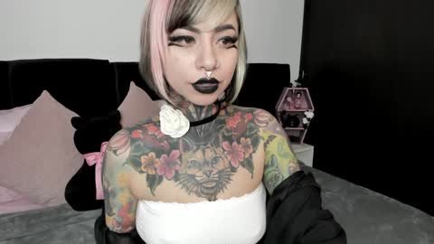 Snapshot of nikkiramone chatting on 01.08.25 Nikki Ramone online show from 01.08.25