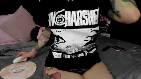 Snapshot of nikkiramone chatting on 01.11.25 Nikki Ramone online show from 01.11.25