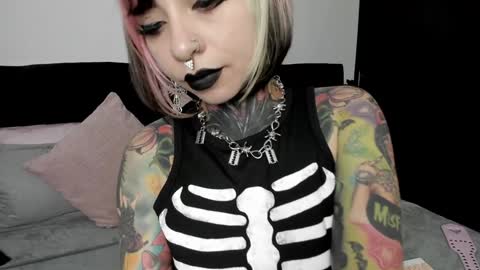 Snapshot of nikkiramone chatting on 02.05.25 Nikki Ramone online show from 02.05.25