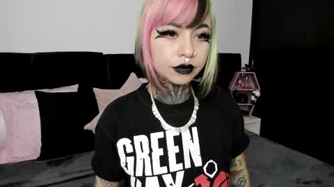 Snapshot of nikkiramone chatting on 02.11.25 Nikki Ramone online show from 02.11.25