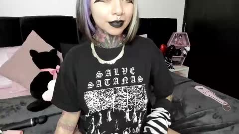 Snapshot of nikkiramone chatting on 03.12.25 Nikki Ramone online show from 03.12.25