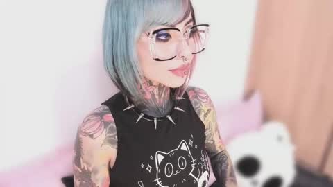Snapshot of nikkiramone chatting on 10.06.25 Nikki Ramone online show from 10.06.25