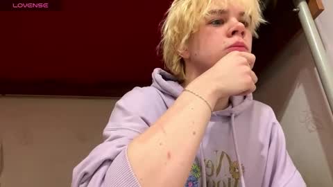 Snapshot of nikolasbucks chatting on 12.02.25 nikolasbucks online show from 12.02.25